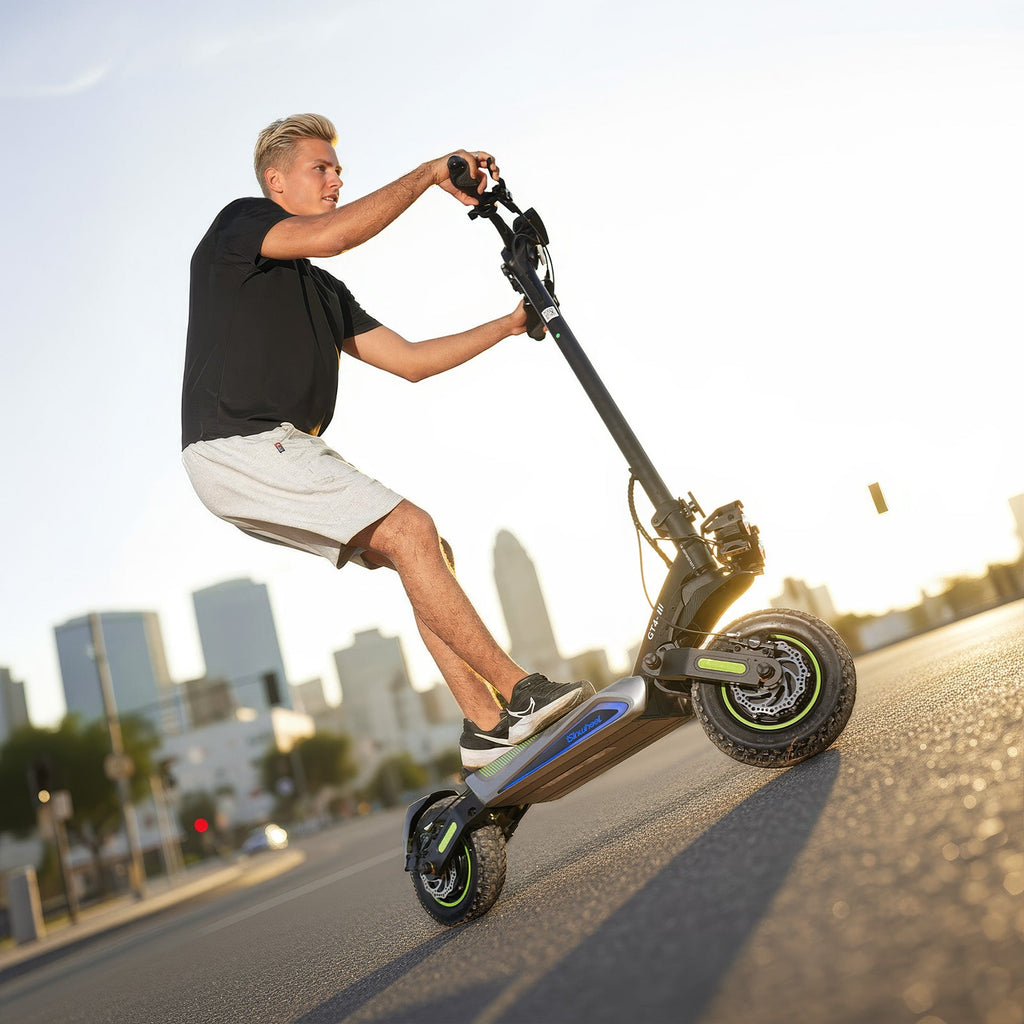 Rider on the isinwheel GT4 Dual electric scooter in the city