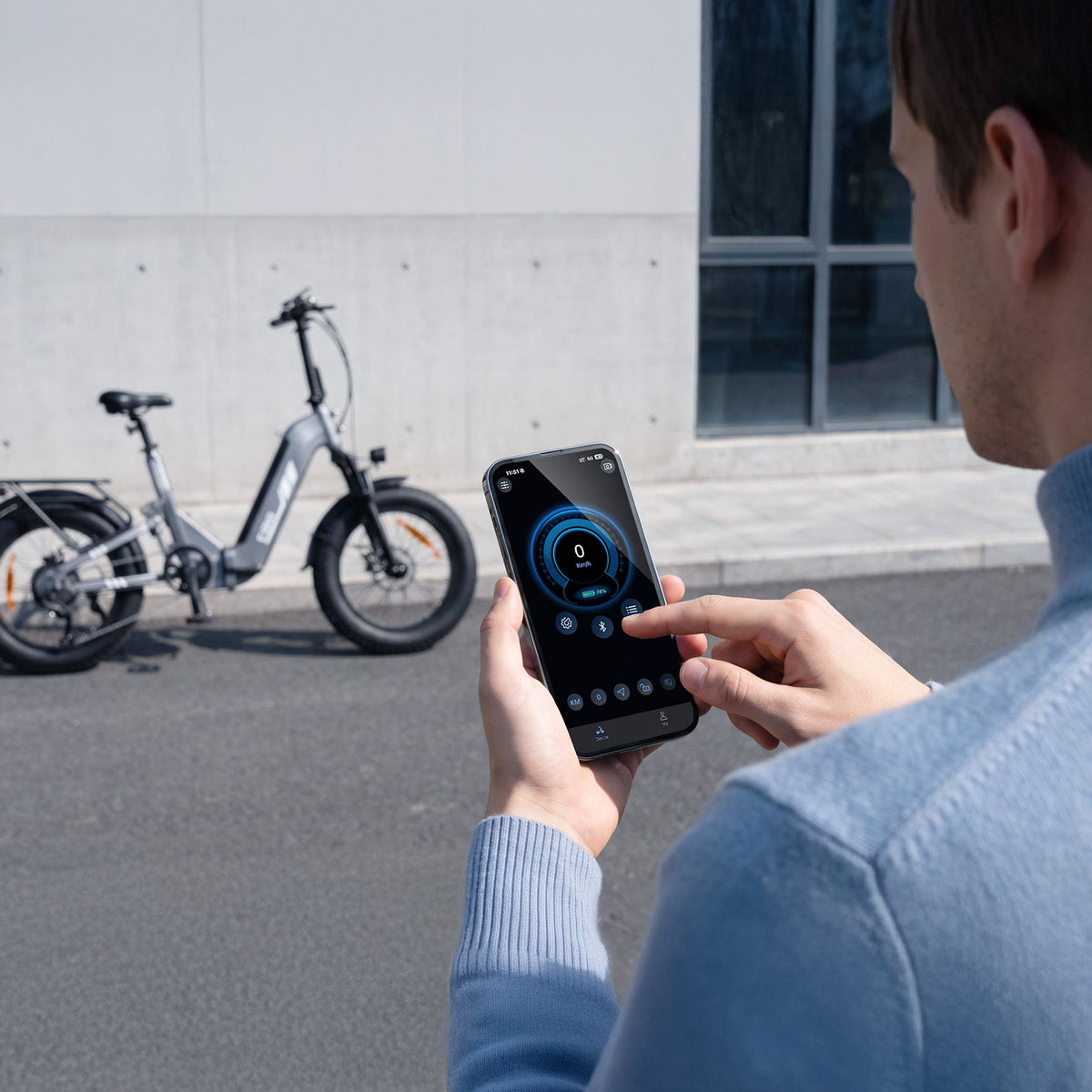 Rider controlling the isinwheel EB8 with the Voltix app