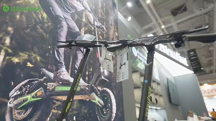 Gros plan sur une trottinette tout-terrain isinwheel sur le stand