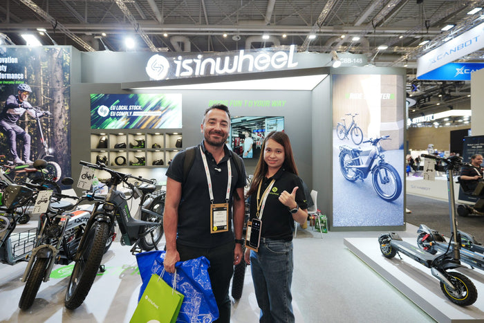 Pouces levés devant le stand isinwheel