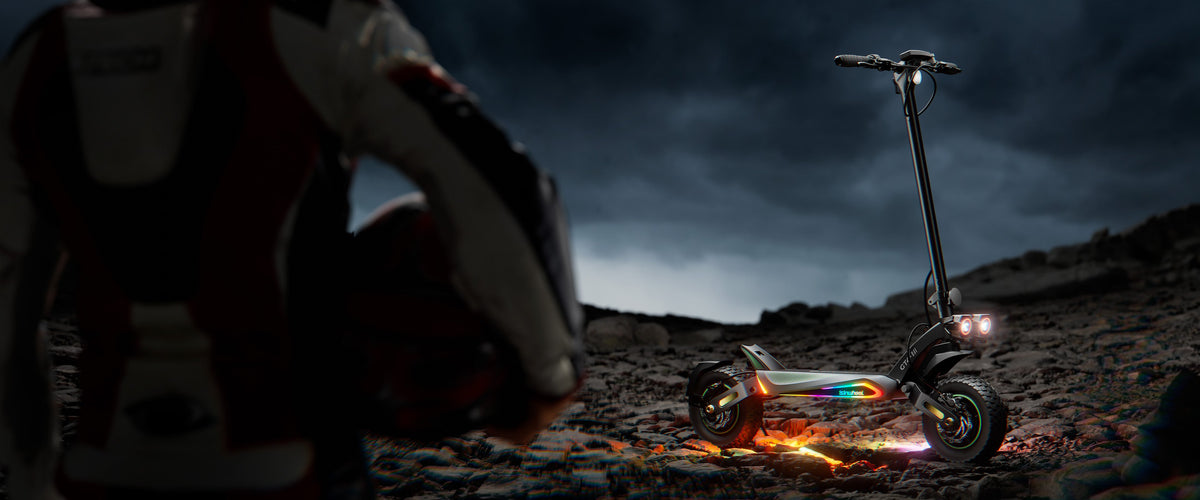 GT4 Dual na kamenistom teréne so zapnutým RGB ambientným osvetlením, jazdec v ochrannej výstroji drží prilbu